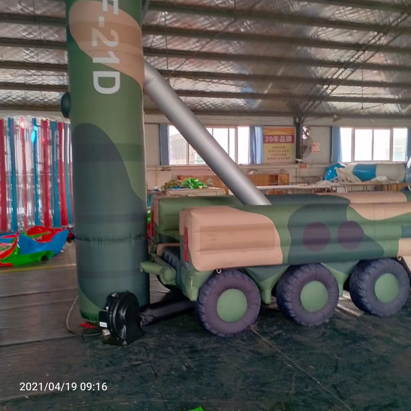 宣州军事演习中的充气目标车辆：模拟发射车雷达车坦克飞机